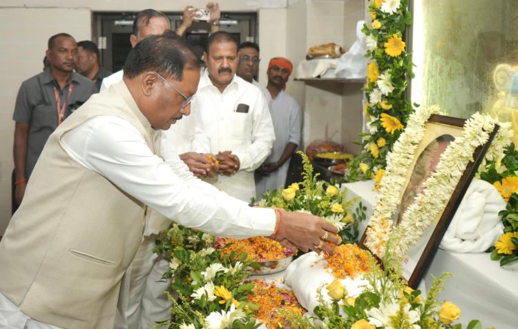 मुख्यमंत्री श्री विष्णु देव साय ने पूर्व विधानसभा उपाध्यक्ष स्वर्गीय श्री बनवारी लाल अग्रवाल को दी श्रद्धांजलि
