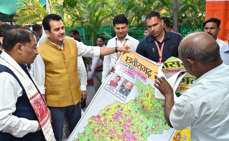 पेंटर शिवकुमार निराला ने मुख्यमंत्री श्री विष्णु देव साय को भेंट किया विशिष्ट ‘राजनीतिक मानचित्र’