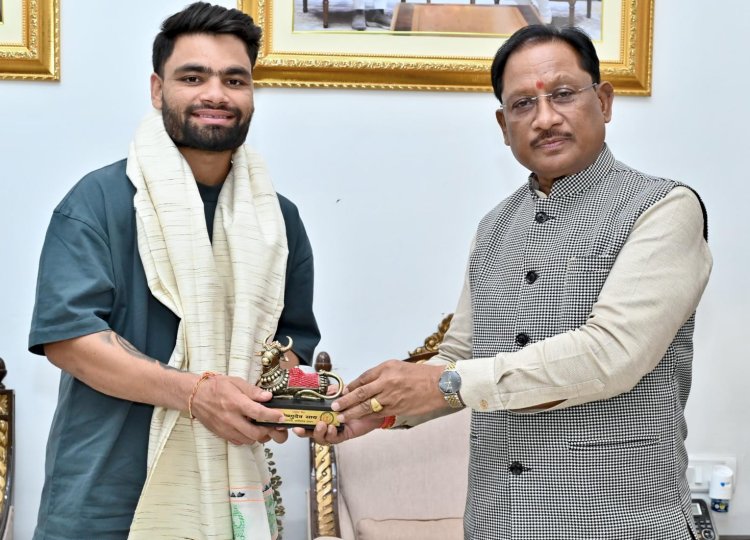 भारतीय क्रिकेट टीम के बल्लेबाज़ रिंकू सिंह ने मुख्यमंत्री से की सौजन्य मुलाकात